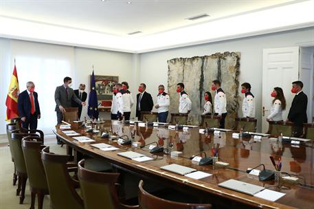 23/02/2022. Sánchez recibea los representantes de España en los Juegos Olímpicos de Pekín. El presidente del Gobierno, Pedro Sánchez, enseña...