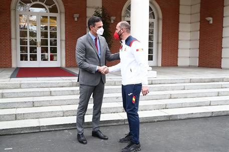 23/02/2022. Sánchez recibea los representantes de España en los Juegos Olímpicos de Pekín. El presidente del Gobierno, Pedro Sánchez, saluda...
