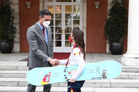 23/02/2022. Sánchez recibea los representantes de España en los Juegos Olímpicos de Pekín. El presidente del Gobierno, Pedro Sánchez, saluda...