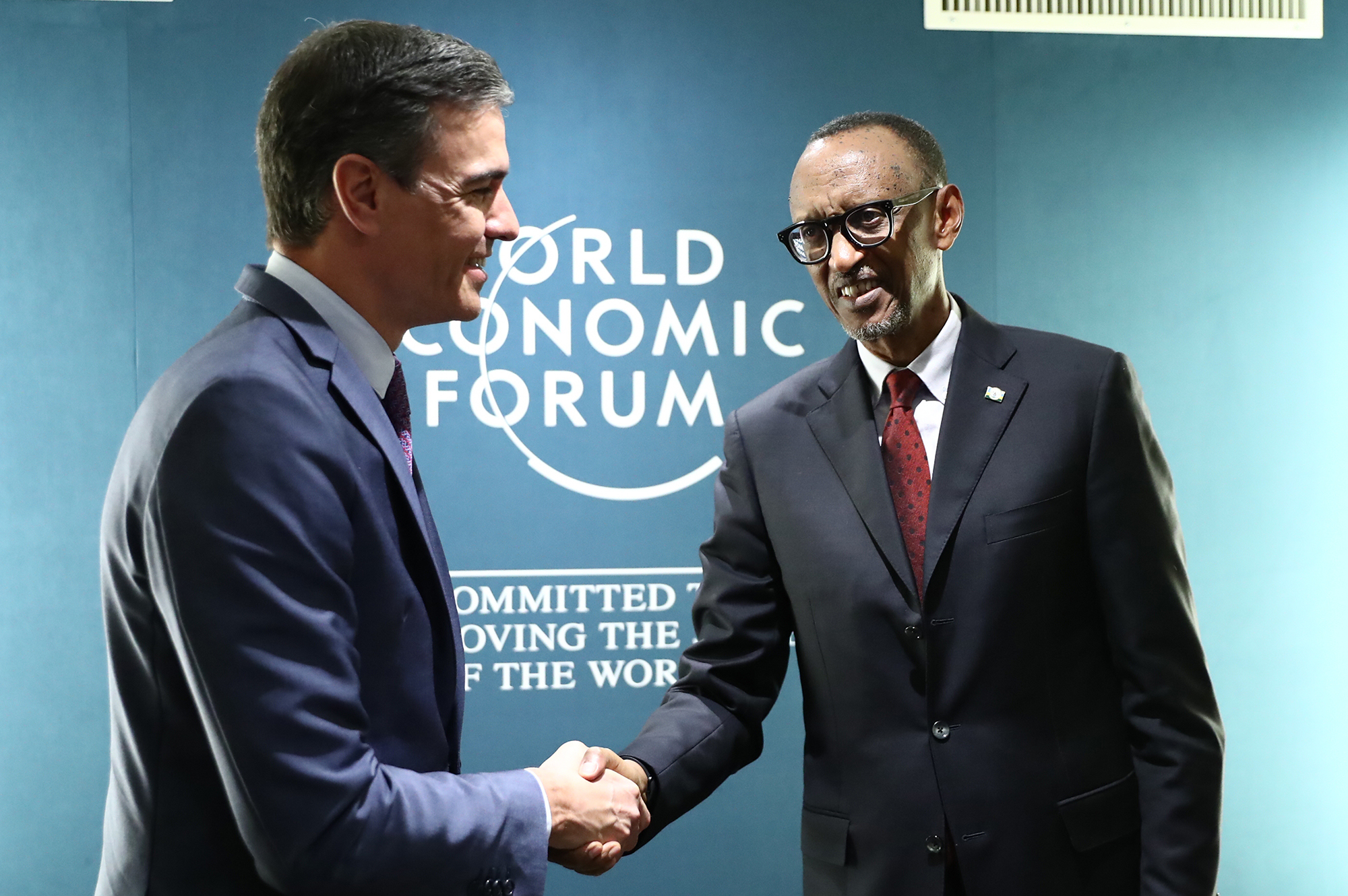 El presidente del Gobierno, Pedro Sánchez, y el presidente de Ruanda, Paul Kagame, durante su encuentro en Davos