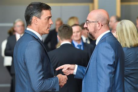 23/06/2022. Pedro S&#225;nchez asiste al Consejo Europeo. El presidente del Gobierno, Pedro S&#225;nchez, conversa con el presidente del Consejo Europ...