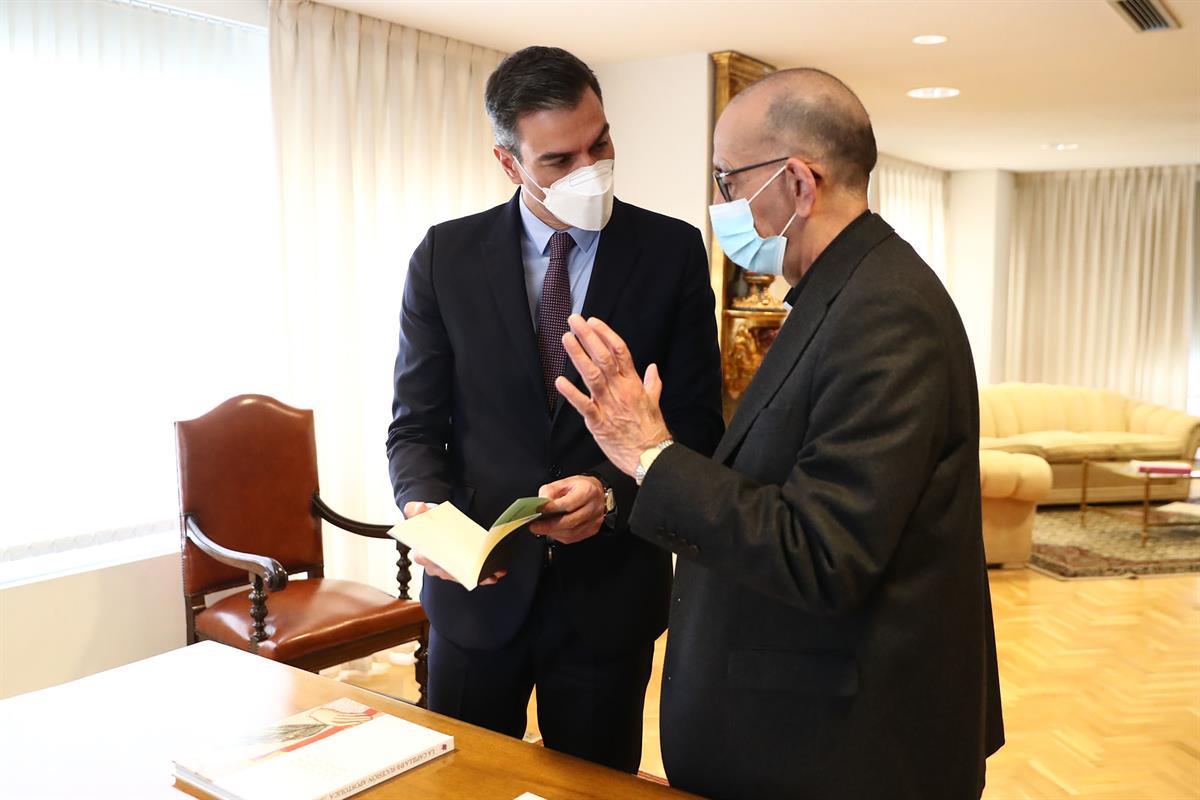 24/01/2022. Pedro Sánchez se reúne con el presidente de la Conferencia Episcopal. El presidente del Gobierno, Pedro Sánchez, charla con el p...