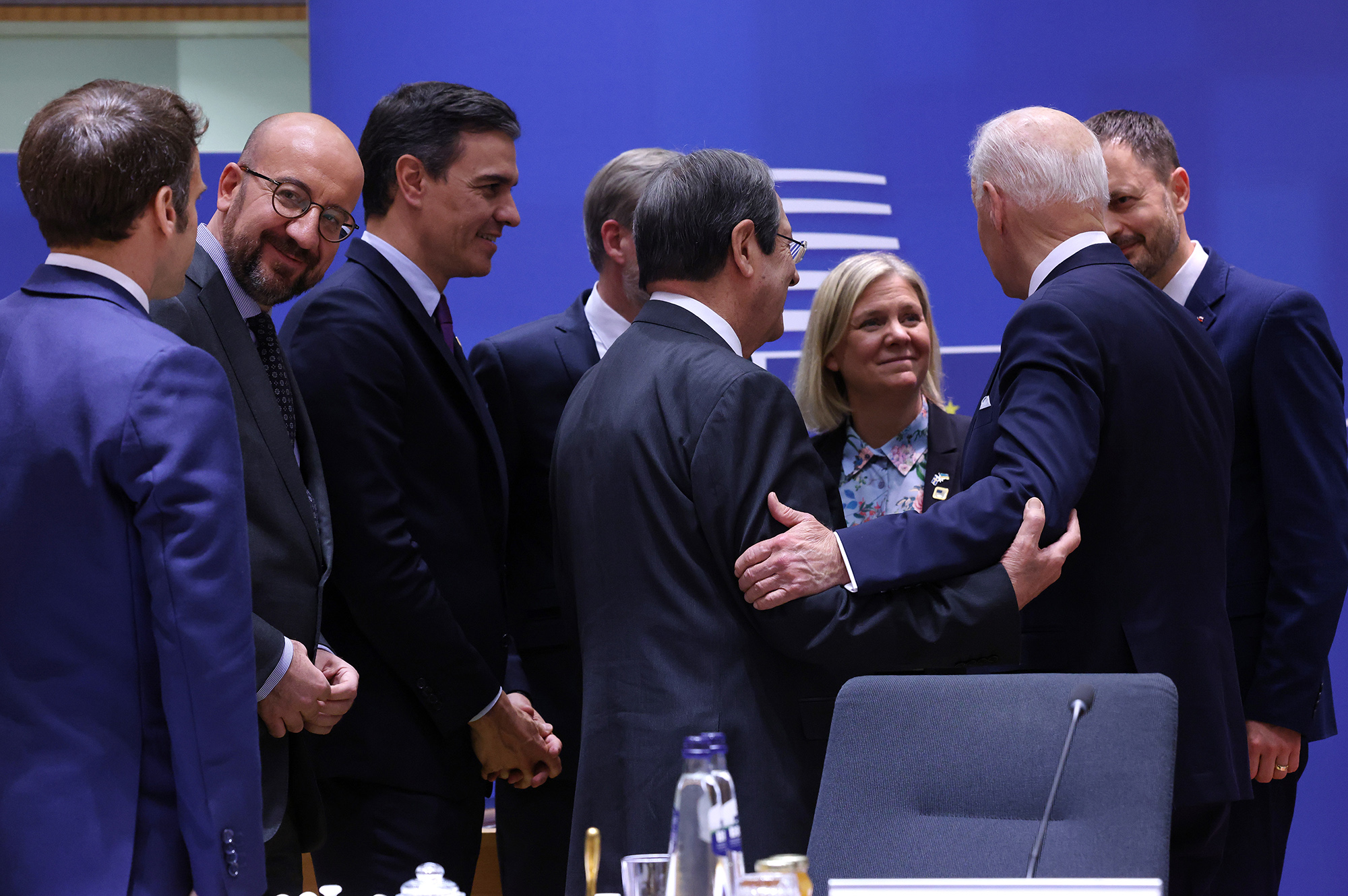 El presidente del Gobierno, junto a otros asistentes al Consejo Europeo y el presidente de Estados Unidos
