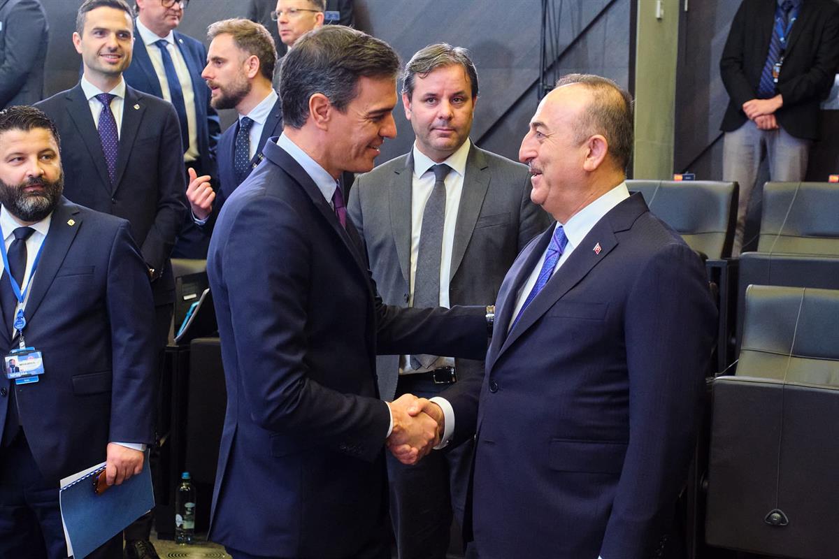 24/03/2022. Pedro Sánchez asiste a la reunión de jefes de Estado y de Gobierno de la OTAN. El presidente del Gobierno, Pedro Sánchez, saluda...