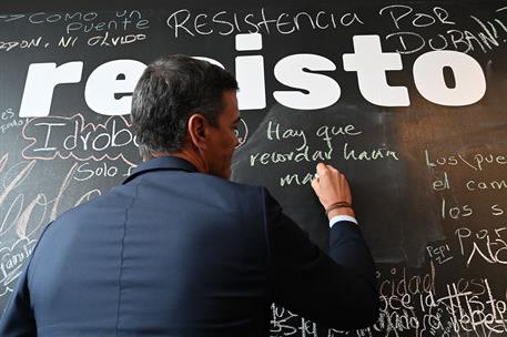 24/08/2022. Viaje oficial de Pedro Sánchez por América Latina: Colombia. El presidente del Gobierno, Pedro Sánchez, visita el Centro de Memo...
