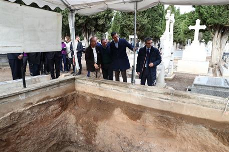 24/10/2022. Pedro Sánchez visita una de las fosas comunes del cementerio del Carmen de Valladolid. El presidente del Gobierno, Pedro Sánchez...