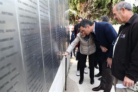 24/10/2022. Pedro Sánchez visita una de las fosas comunes del cementerio del Carmen de Valladolid. El presidente del Gobierno, Pedro Sánchez...