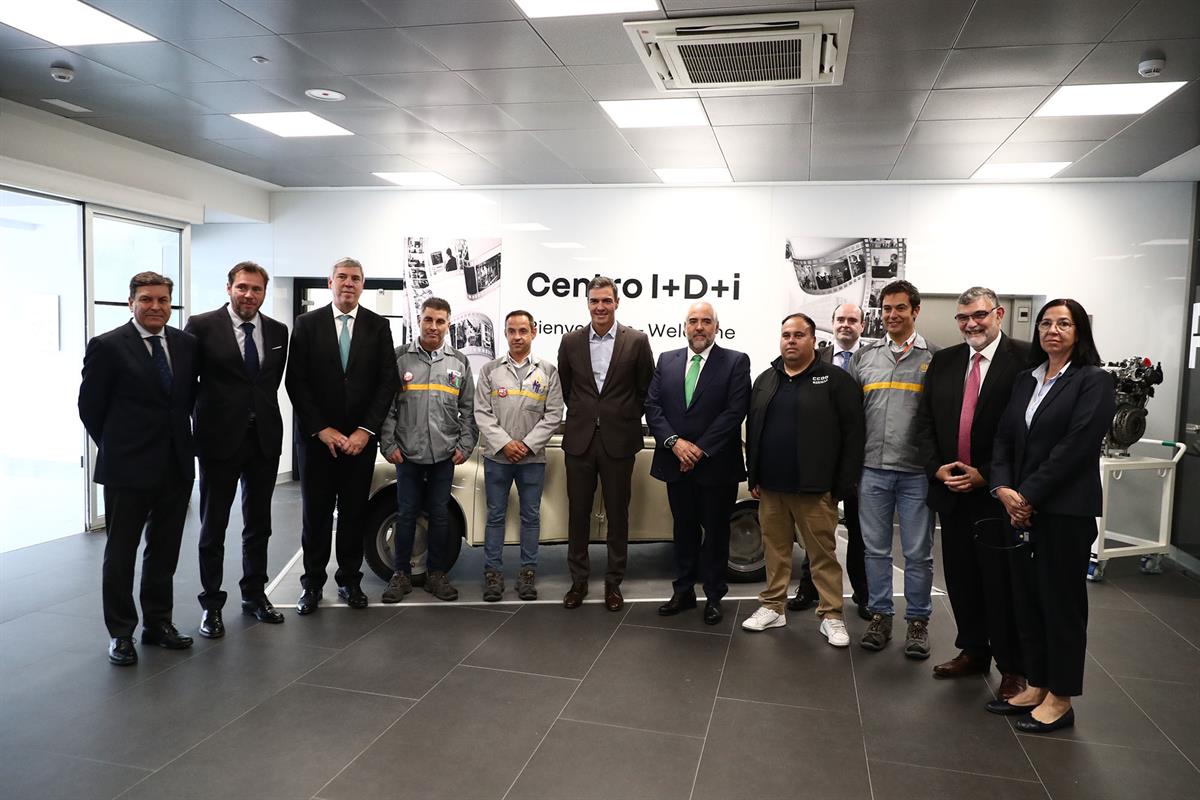 24/10/2022. Pedro Sánchez visita el centro de I+D+i de Renault Group. Foto de familia durante la visita del presidente del Gobierno, Pedro S...