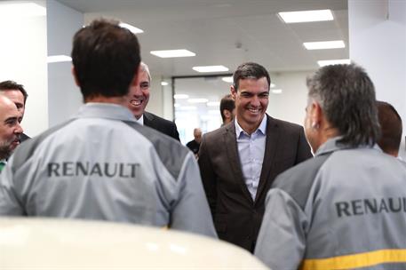 24/10/2022. Pedro Sánchez visita el centro de I+D+i de Renault Group. El presidente del Gobierno, Pedro Sánchez, conversa con los trabajador...
