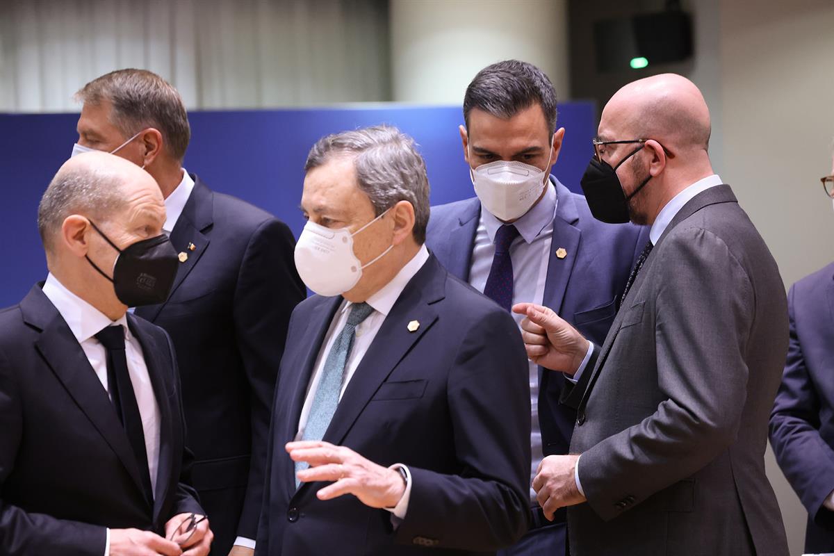 25/02/2022. Pedro Sánchez participa en el Consejo Europeo extraordinario. El presidente del Gobierno, Pedro Sánchez, conversa con el preside...