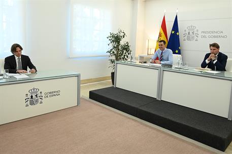 25/04/2022. Pedro Sánchez se reúne por videoconferencia con responsables de Microsoft. El presidente del Gobierno, Pedro Sánchez, durante la...