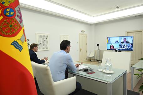 25/04/2022. Pedro Sánchez se reúne por videoconferencia con responsables de Microsoft. El presidente del Gobierno, Pedro Sánchez, durante la...