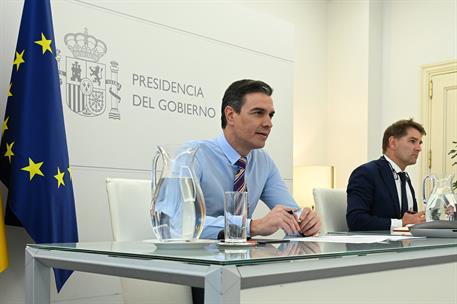 25/04/2022. Pedro Sánchez se reúne por videoconferencia con responsables de Microsoft. El presidente del Gobierno, Pedro Sánchez, durante la...