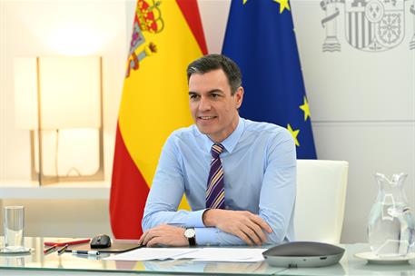 25/04/2022. Pedro Sánchez se reúne por videoconferencia con responsables de Microsoft. El presidente del Gobierno, Pedro Sánchez, durante la...