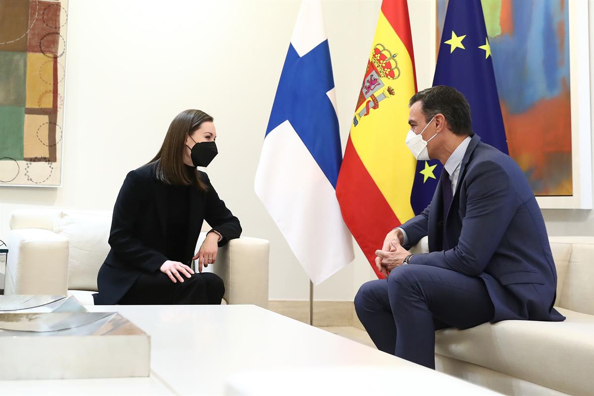 26/01/2022. Sánchez recibe a la primera ministra de Finlandia. El presidente del Gobierno, Pedro Sánchez, conversa con la primera ministra d...