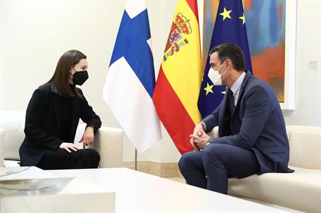 26/01/2022. Sánchez recibe a la primera ministra de Finlandia. El presidente del Gobierno, Pedro Sánchez, conversa con la primera ministra d...