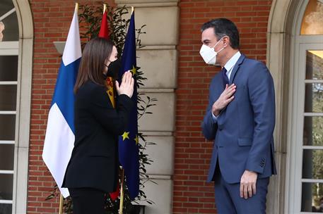 26/01/2022. Sánchez recibe a la primera ministra de Finlandia. El presidente del Gobierno, Pedro Sánchez, saluda a la primera ministra de la...