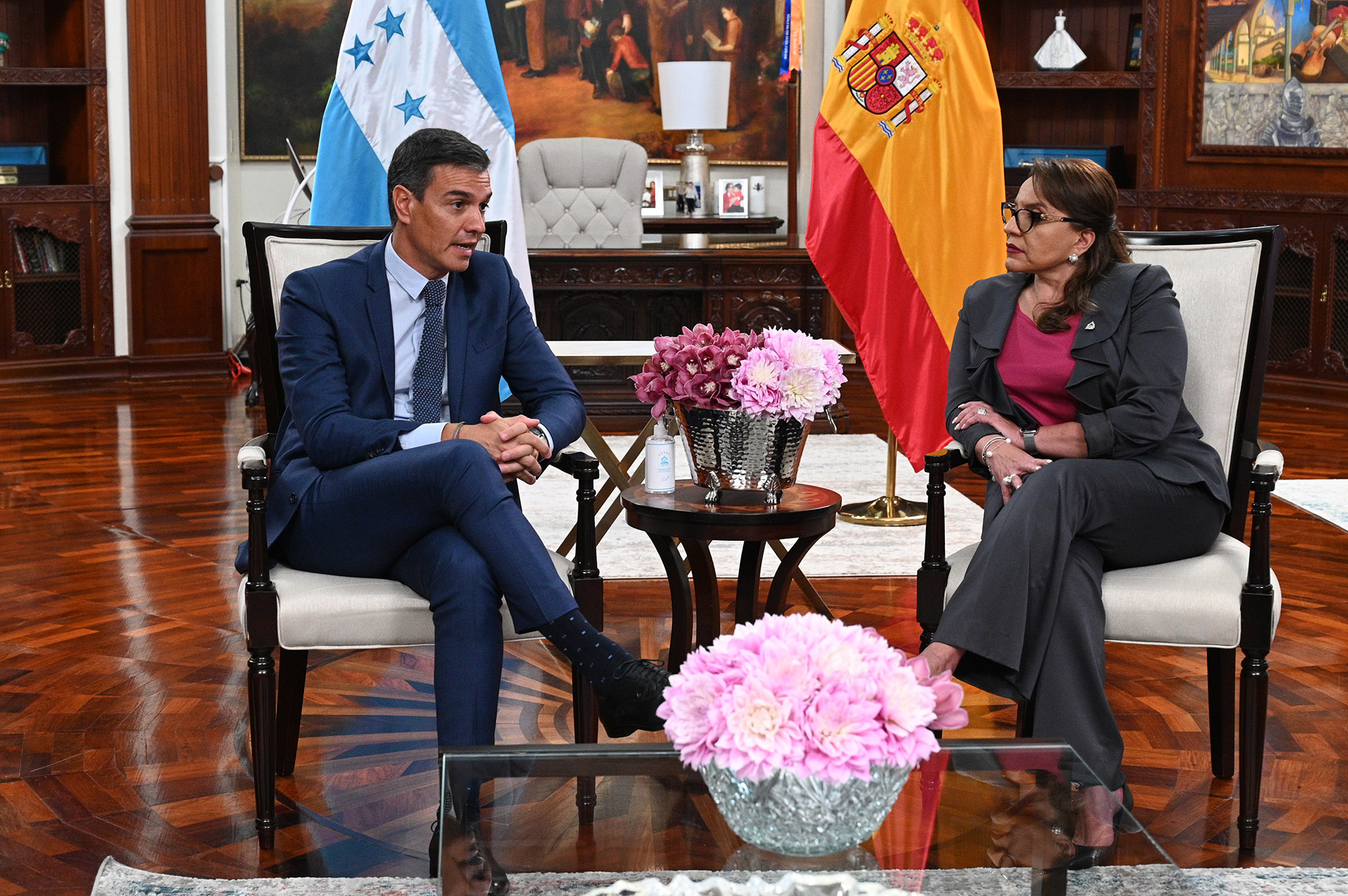 El presidente del Gobierno, Pedro Sánchez, y la presidenta de la República de Honduras, Xiomara Castro, durante su encuentro.