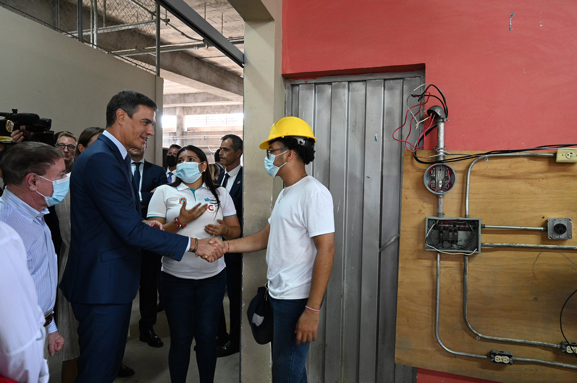 El presidente del Gobierno, Pedro Sánchez, visita la Escuela Taller de la Fundación Comayagua Colonial, en Tegucigalpa.