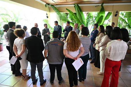 26/08/2022. Viaje oficial de Pedro Sánchez a América Latina: Honduras. El presidente del Gobierno, Pedro Sánchez, charla con representantes ...