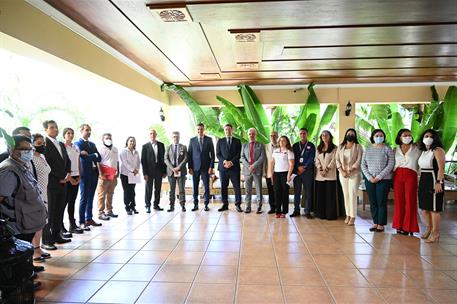 26/08/2022. Viaje oficial de Pedro Sánchez a América Latina: Honduras. El presidente del Gobierno, Pedro Sánchez, con representantes de la M...