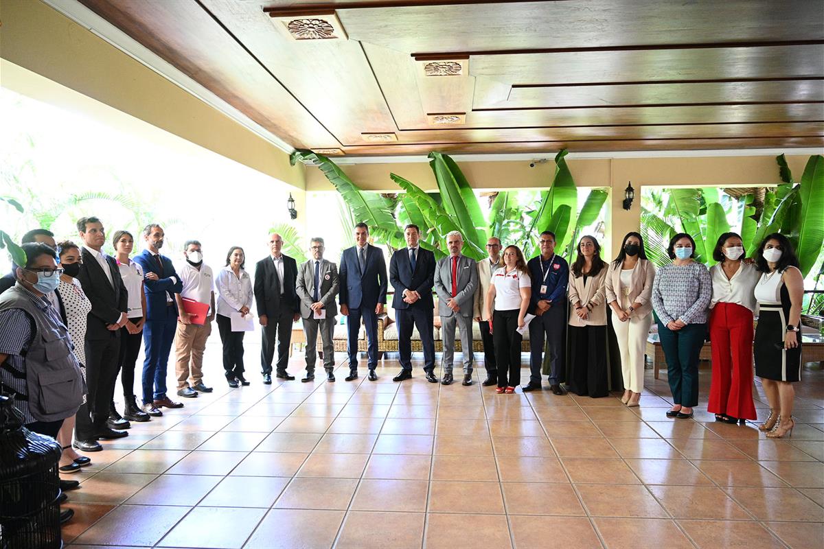 26/08/2022. Viaje oficial de Pedro Sánchez a América Latina: Honduras. El presidente del Gobierno, Pedro Sánchez, con representantes de la M...