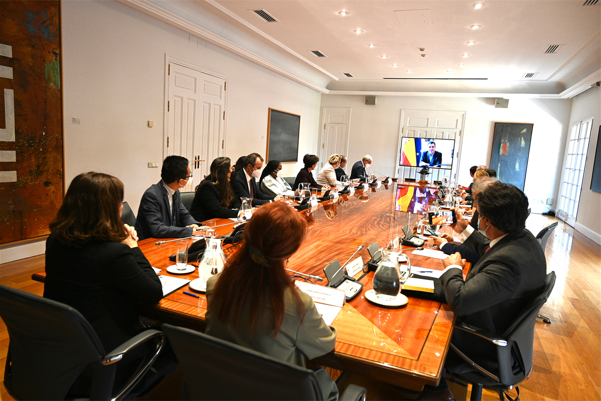 26/09/2022. Pedro Sánchez mantiene un encuentro por videoconferencia con representantes de la OIE