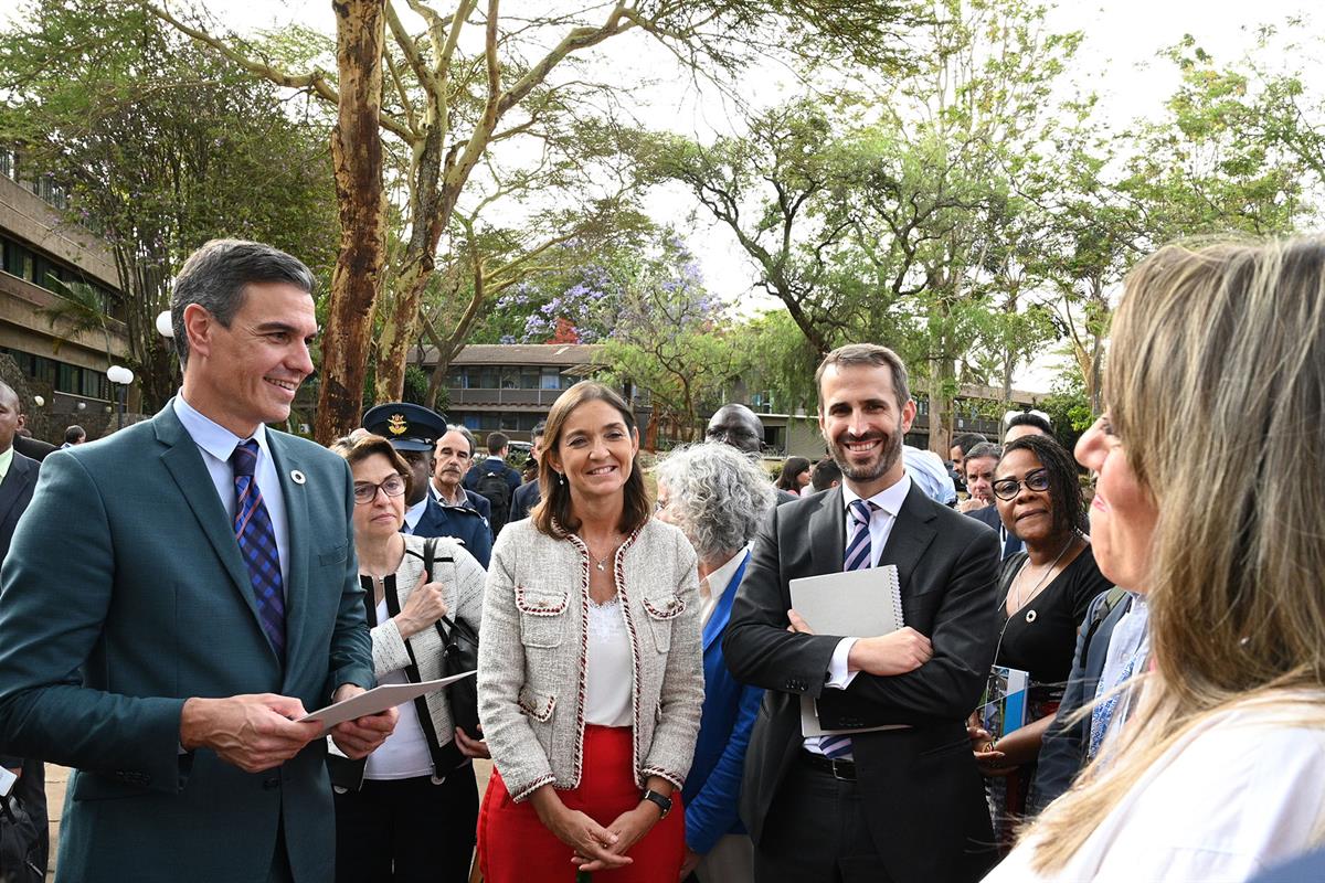 26/10/2022. Viaje del presidente del Gobierno a Kenia. El presidente del Gobierno, Pedro Sánchez, y la ministra Reyes Maroto, en un encuentr...