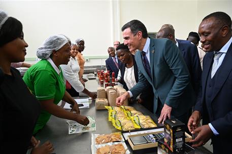 26/10/2022. Viaje del presidente del Gobierno a Kenia. El presidente del Gobierno, Pedro Sánchez, charla con participantes en el proyecto de...