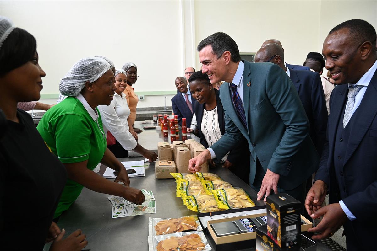 26/10/2022. Viaje del presidente del Gobierno a Kenia. El presidente del Gobierno, Pedro Sánchez, charla con participantes en el proyecto de...