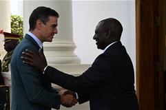 El presidente español, Pedro Sánchez, y el presidente de Kenia, William Ruto, se saludan