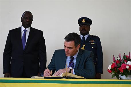 26/10/2022. Viaje del presidente del Gobierno a Kenia. El presidente del Gobierno, Pedro Sánchez, firma en el libro de honor en presencia de...