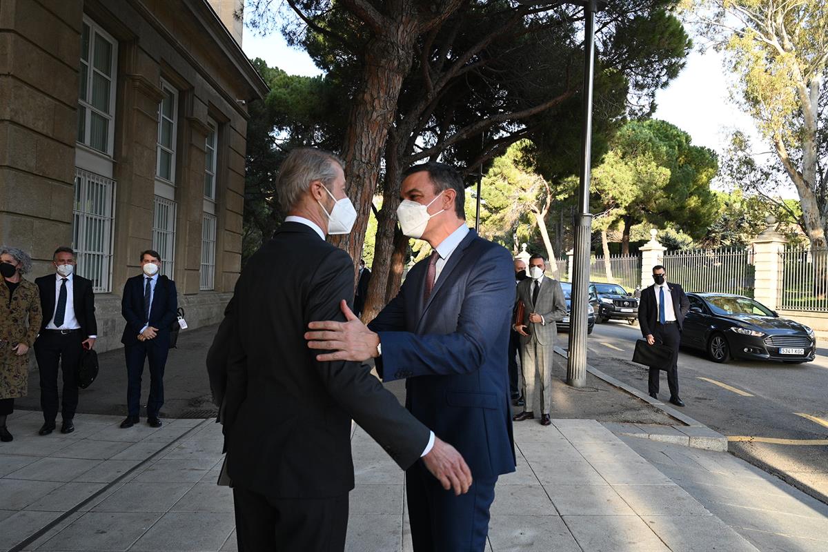 27/02/2022. El presidente del Gobierno asiste al "Mobile World Congress 2022". El presidente del Gobierno, Pedro Sánchez, saluda a Mats Gran...