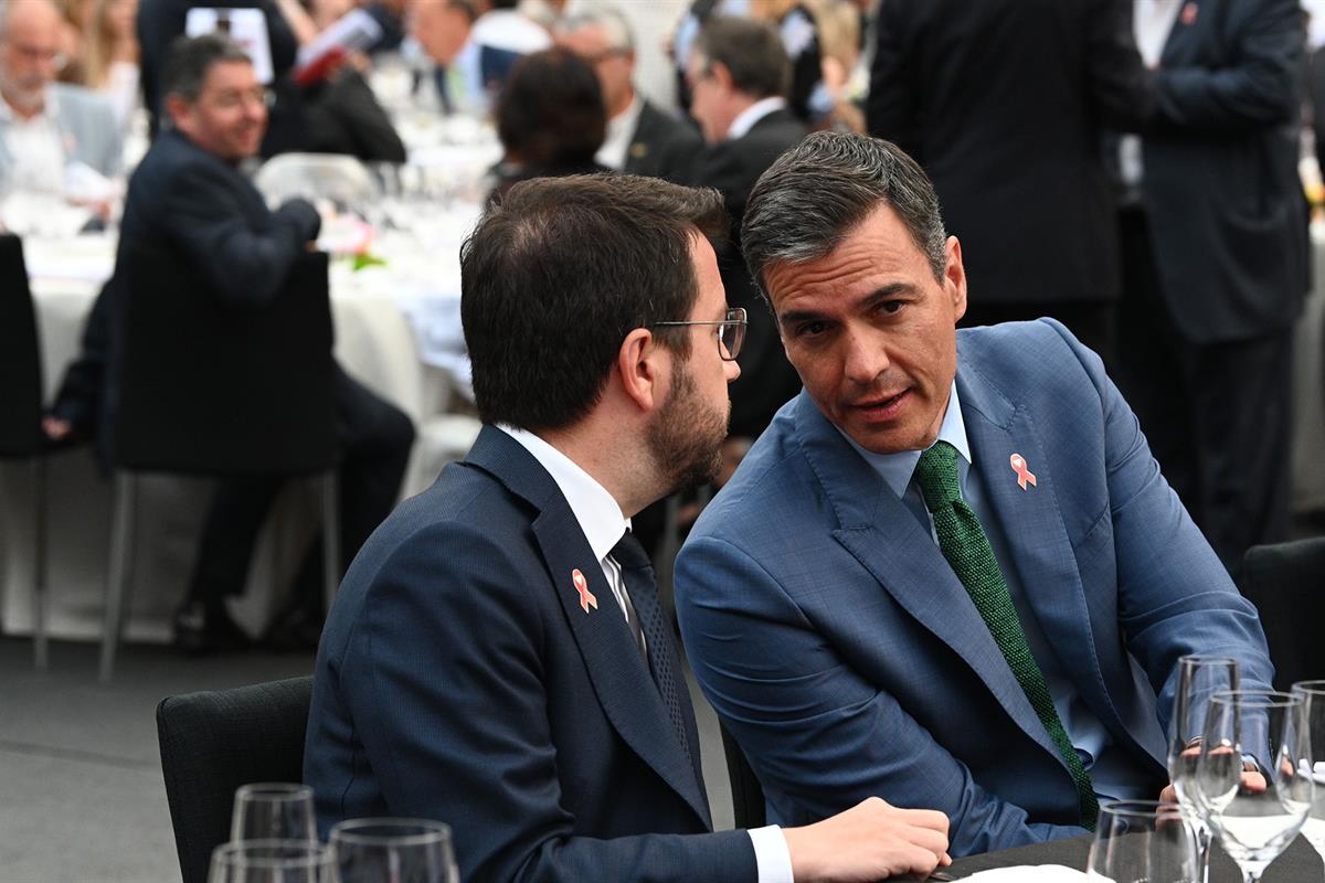 El presidente del Gobierno y el presidente de la Generalitat de Catalunya conversan durante la entrega de premios.