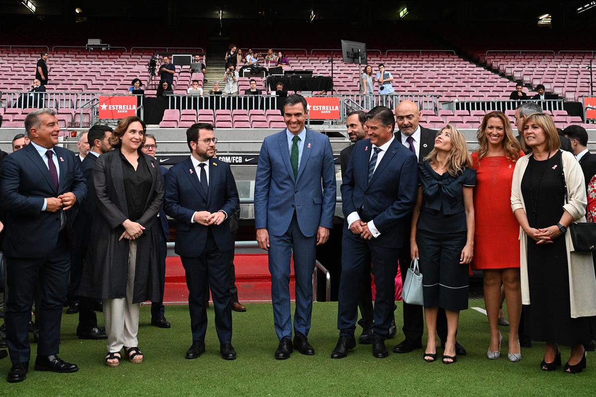 El presidente del Gobierno y el resto de autoridades, en la entrega de premios, celebrada en el Camp Nou de Barcelona.