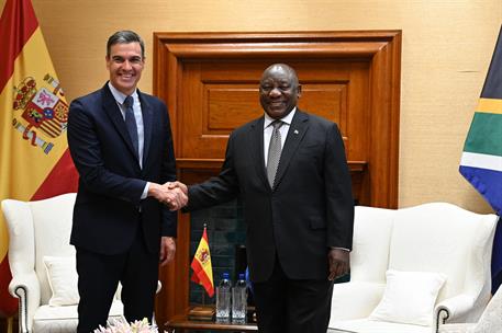 27/10/2022. Viaje del presidente del Gobierno a Sud&#225;frica. El presidente del Gobierno, Pedro S&#225;nchez, y el presidente de Sud&#225;frica, Cyril Ra...