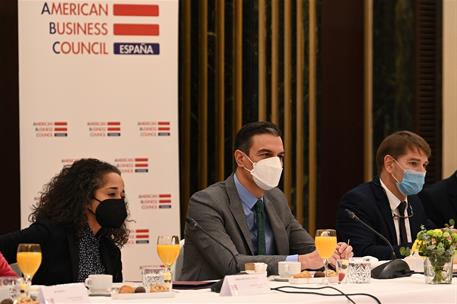 28/01/2022. Pedro Sánchez mantiene un encuentro con la asociación empresarial American Business Council. El presidente del Gobierno, Pedro S...