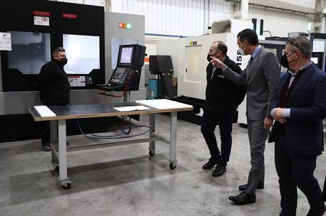 28/01/2022. Sánchez visita la empresa "Inventia Kinetics". El presidente del Gobierno, Pedro Sánchez, durante su visita a la empresa "Invent...