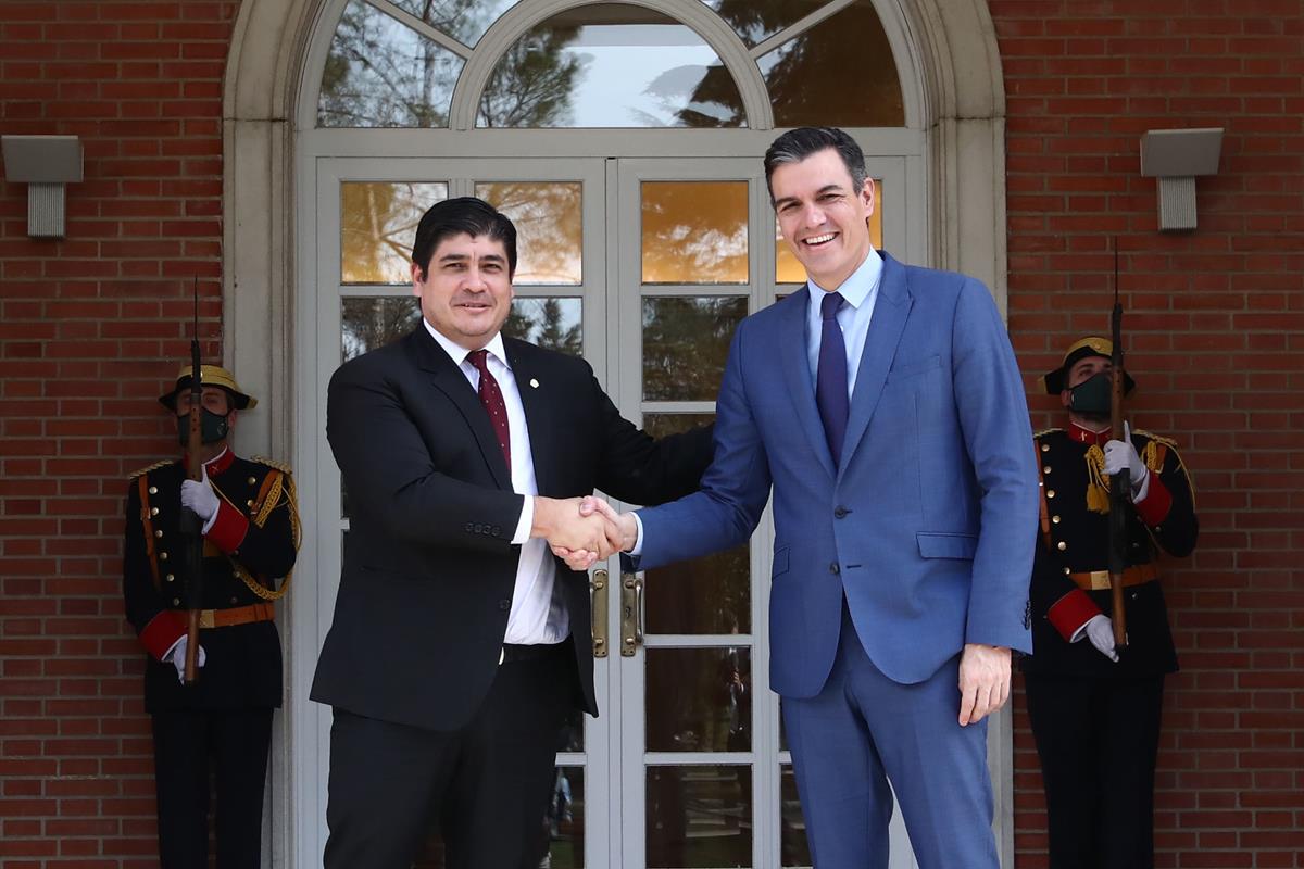 28/03/2022. El presidente del Gobierno recibe al presidente de Costa Rica. El presidente del Gobierno, Pedro Sánchez, saluda al presidente d...