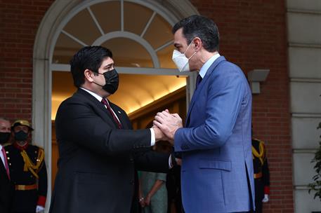 28/03/2022. El presidente del Gobierno recibe al presidente de Costa Rica. El presidente del Gobierno, Pedro Sánchez, saluda al presidente d...