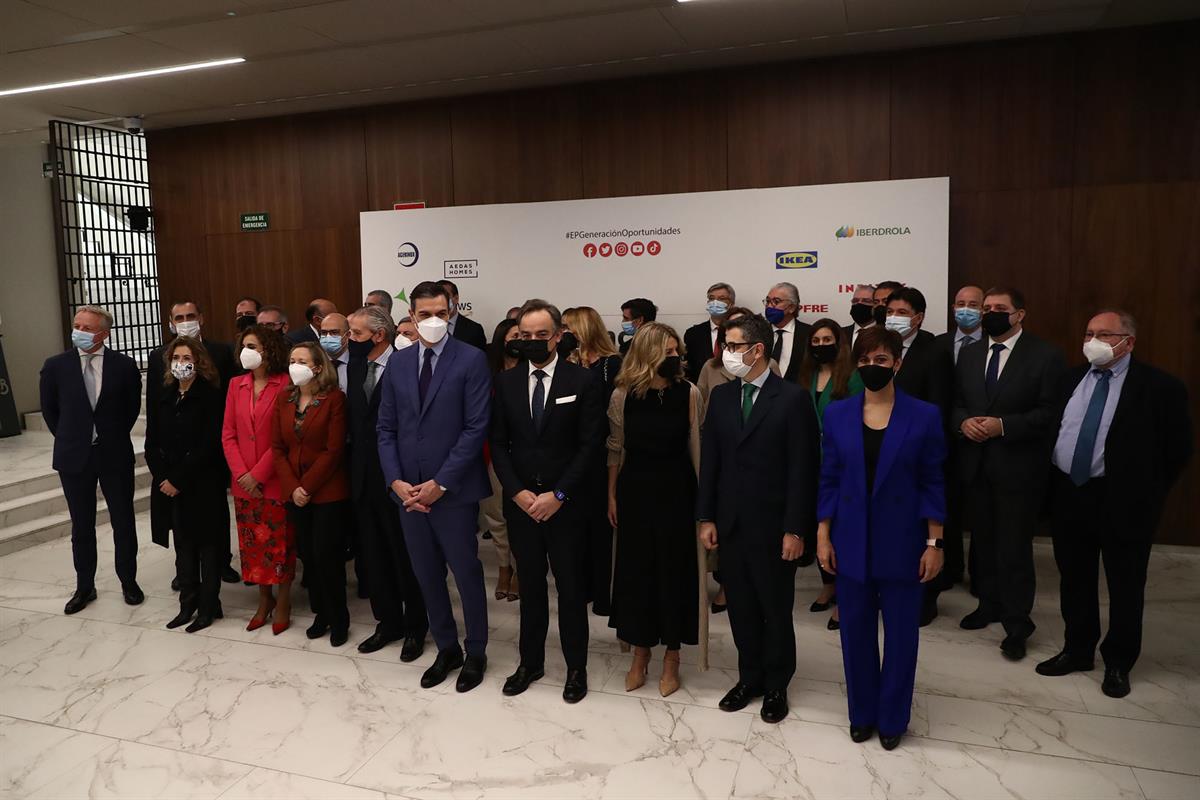 28/03/2022. Pedro Sánchez asiste al encuentro de 'Generación de Oportunidades'. Foto de familia del presidente del Gobierno, Pedro Sánchez, ...