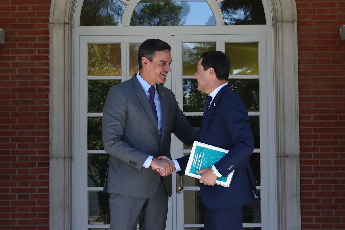28/07/2022. Pedro Sánchez recibe al presidente de la Junta de Andalucía, Juan Manuel Moreno Bonilla. Pedro Sánchez recibe al presidente de l...