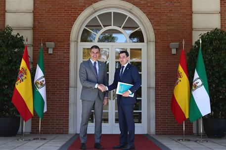 28/07/2022. Pedro Sánchez recibe al presidente de la Junta de Andalucía, Juan Manuel Moreno Bonilla. Pedro Sánchez saluda al presidente de l...