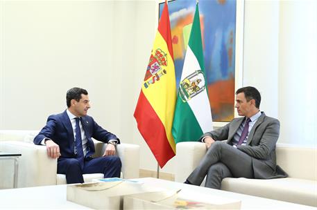 28/07/2022. Pedro Sánchez saluda al presidente de la Junta de Andalucía, Juan Manuel Moreno Bonilla. Pedro Sánchez se reúne al presidente de...