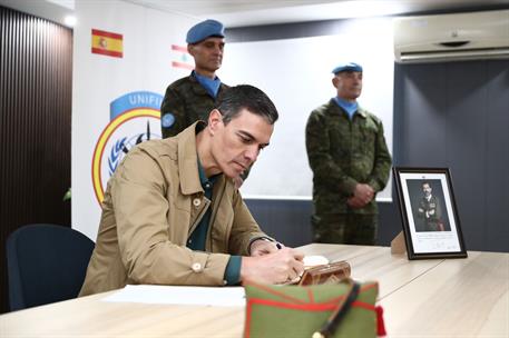 28/12/2022. Pedro Sánchez viaja a Líbano. El presidente del Gobierno, Pedro Sánchez, firma en el libro de honor de la Base Miguel de Cervantes.