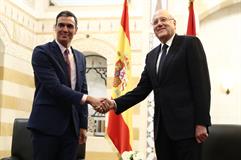 El presidente del Gobierno, Pedro Sánchez, y el primer ministro de Líbano, Najib Mikati, se saludan