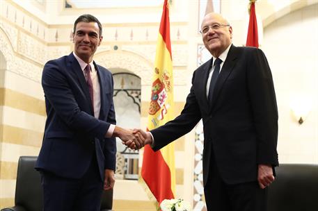 28/12/2022. Pedro S&#225;nchez viaja a L&#237;bano. El presidente del Gobierno, Pedro S&#225;nchez, y el primer ministro de L&#237;bano, Najib Mikati, se saludan.