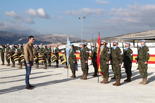 El presidente del Gobierno, Pedro Sánchez, junto al contingente español en Líbano