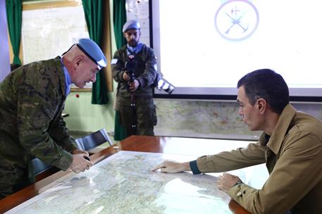 28/12/2022. Pedro Sánchez viaja a Líbano. El presidente del Gobierno, Pedro Sánchez, conversa con un militar desplegado en Líbano.