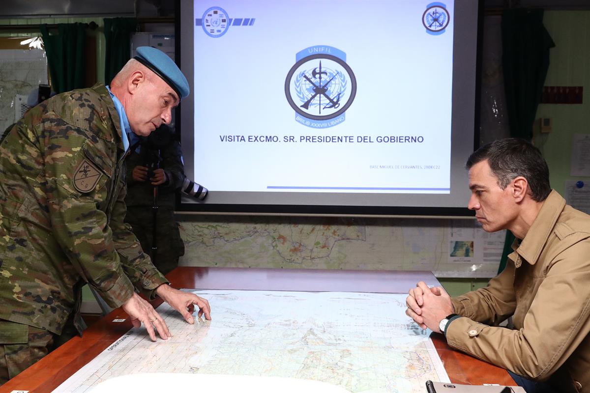 28/12/2022. Pedro Sánchez viaja a Líbano. El presidente del Gobierno, Pedro Sánchez, junto a un militar desplegado en Líbano.